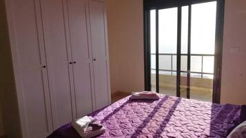 4 slaapkamers, een strijkplank/strijkijzer, internet, beddengoed