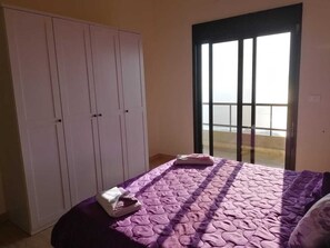 4 slaapkamers, een strijkplank/strijkijzer, internet, beddengoed