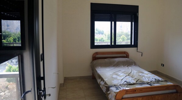 4 bedrooms, iron/ironing board, internet, bed sheets