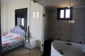 Een bad/douchecombinatie, een haardroger, een bidet, handdoeken