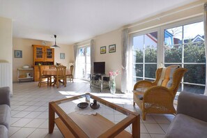 Fernseher, DVD-Player, Stereoanlage