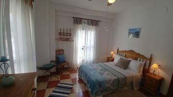 3 dormitorios, tabla de planchar con plancha, cuna de viaje