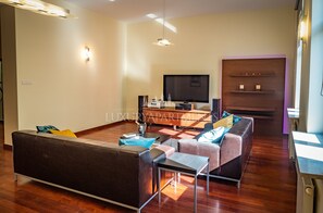 Fernseher, DVD-Player, Stereoanlage