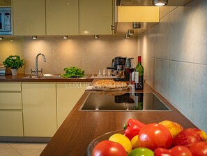 Kühlschrank, Mikrowelle, Ofen, Geschirrspüler