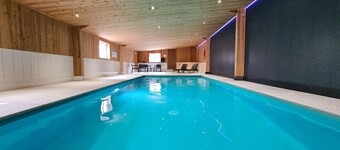 Fantastic panoramic views, beautiful Peak District Cottage with Indoor Pool