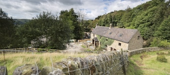 Fantastic panoramic views, beautiful Peak District Cottage with Indoor Pool