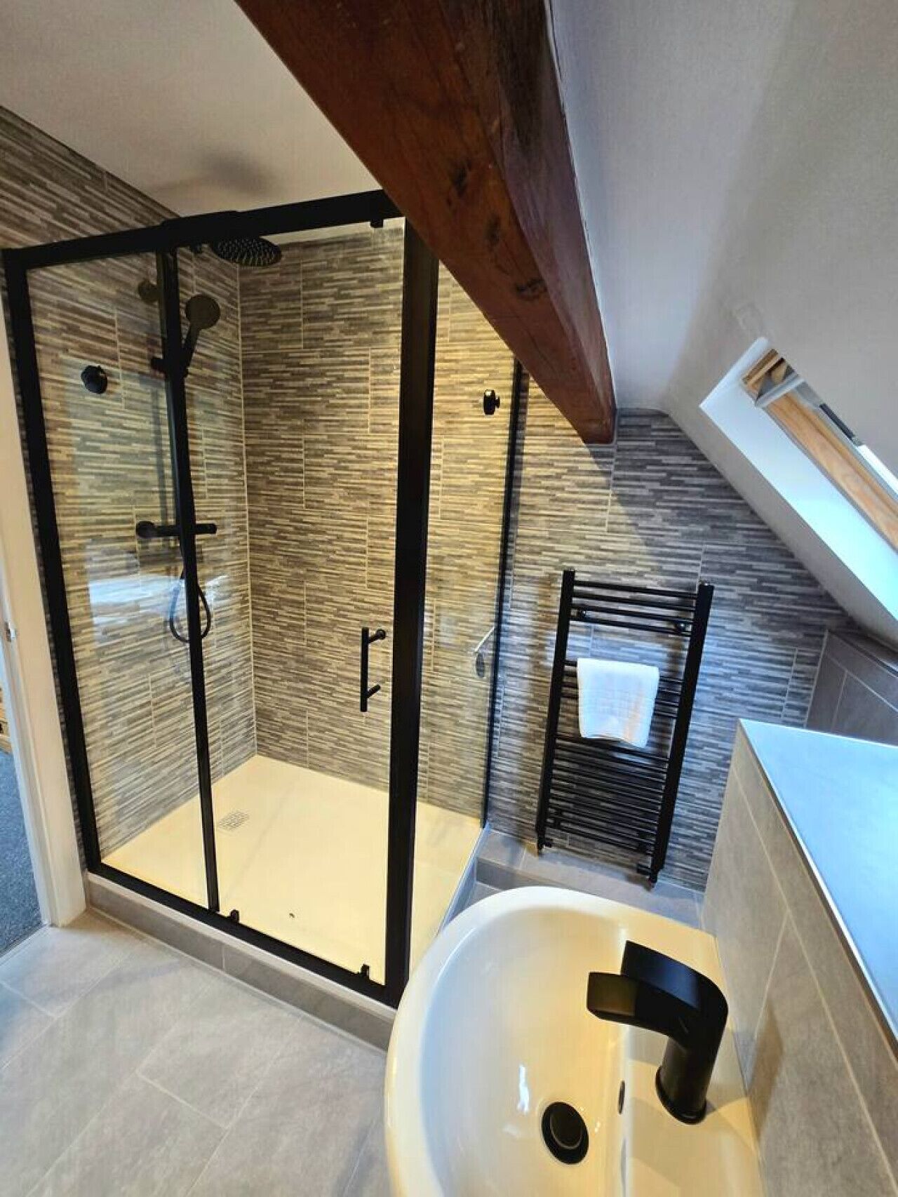 Combined shower/tub, hair dryer, towels