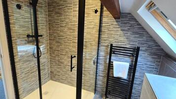 Combined shower/tub, hair dryer, towels