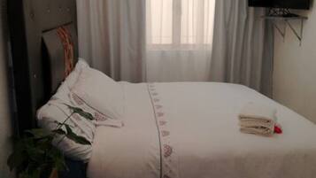 2 bedrooms, iron/ironing board, internet, bed sheets