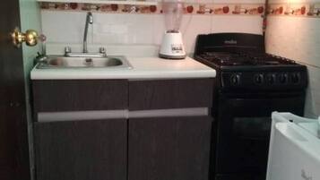 Microwave, cookware/dishes/utensils