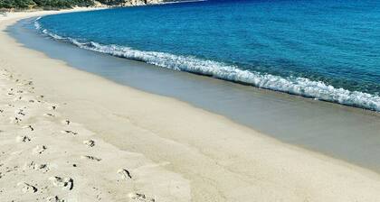 Habitación doble con baño a 150 metros de la playa.