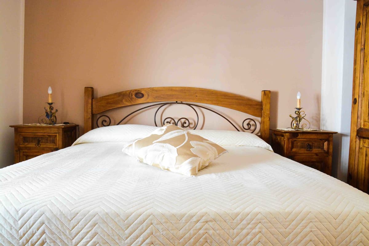 Ropa de cama de alta calidad y caja de seguridad en la habitación