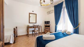 Comfort-Dreibettzimmer, Mehrere Betten | Hochwertige Bettwaren, Zimmersafe, individuell dekoriert