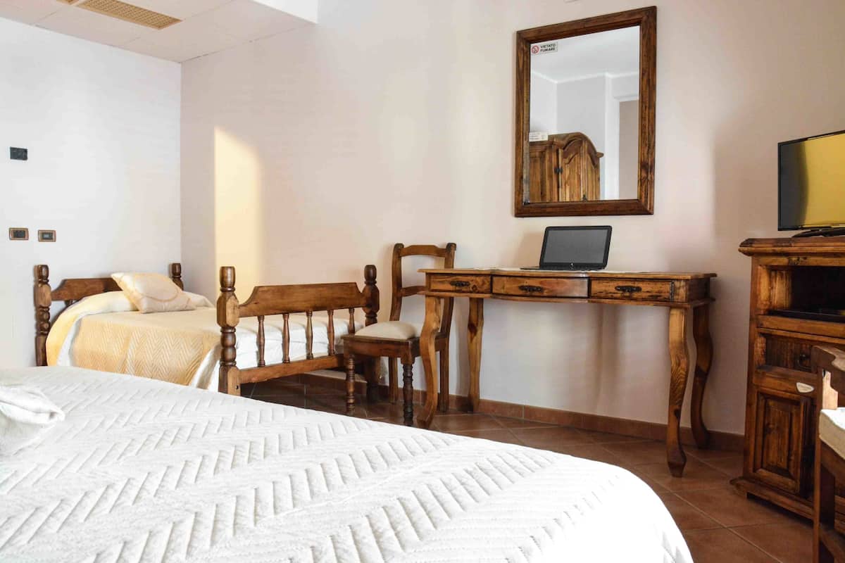 Ropa de cama de alta calidad y caja de seguridad en la habitación