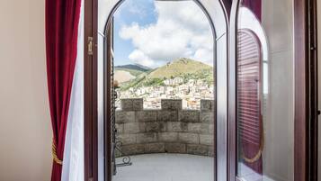 Quadrupla Deluxe, letti multipli, vista mare parziale | Biancheria da letto di alta qualità, una cassaforte in camera