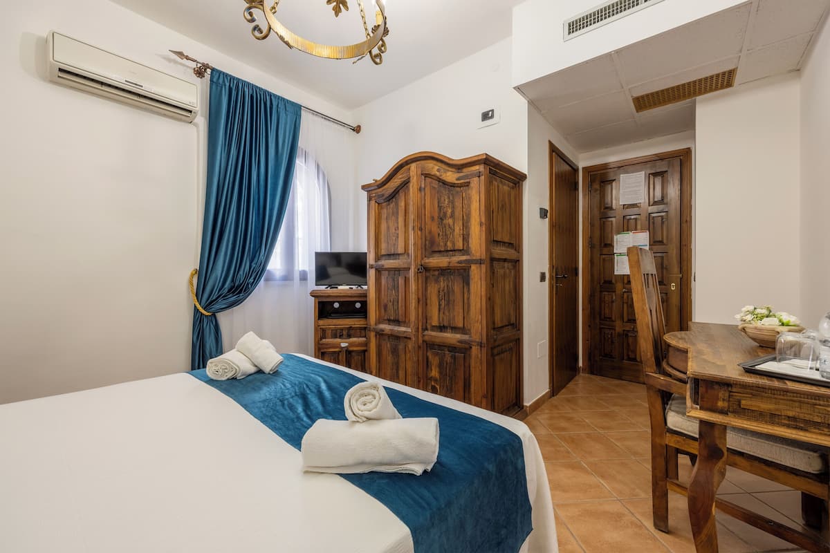 Habitación clásica con 1 cama matrimonial o 2 individuales | Ropa de cama de alta calidad y caja de seguridad en la habitación