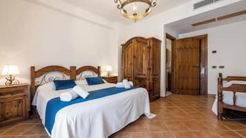 Comfort-Dreibettzimmer, Mehrere Betten | Hochwertige Bettwaren, Zimmersafe, individuell dekoriert