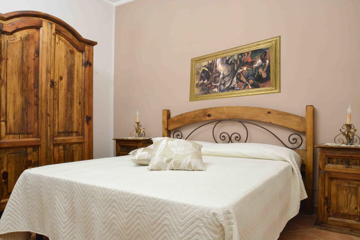 Ropa de cama de alta calidad y caja de seguridad en la habitación