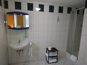 Shower, towels - Euro-Hotel (Saarbrücken)