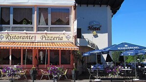 A restaurant named 'Ristorante Pizzeria Bistro 2000' with outdoor seating and a 'Hotel' sign above. - Euro-Hotel (Saarbrücken)
