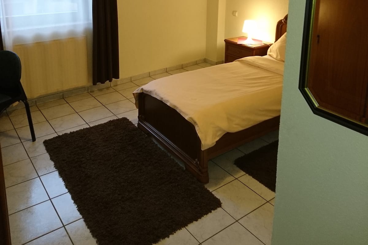 Habitación individual económica | Ropa de cama hipoalergénica, decoración personalizada y escritorio