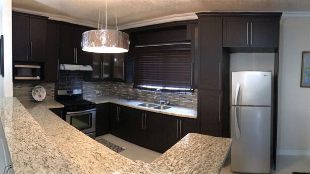 Fridge, microwave, oven, stovetop - Pride Away Luxury at its best (Mandeville)