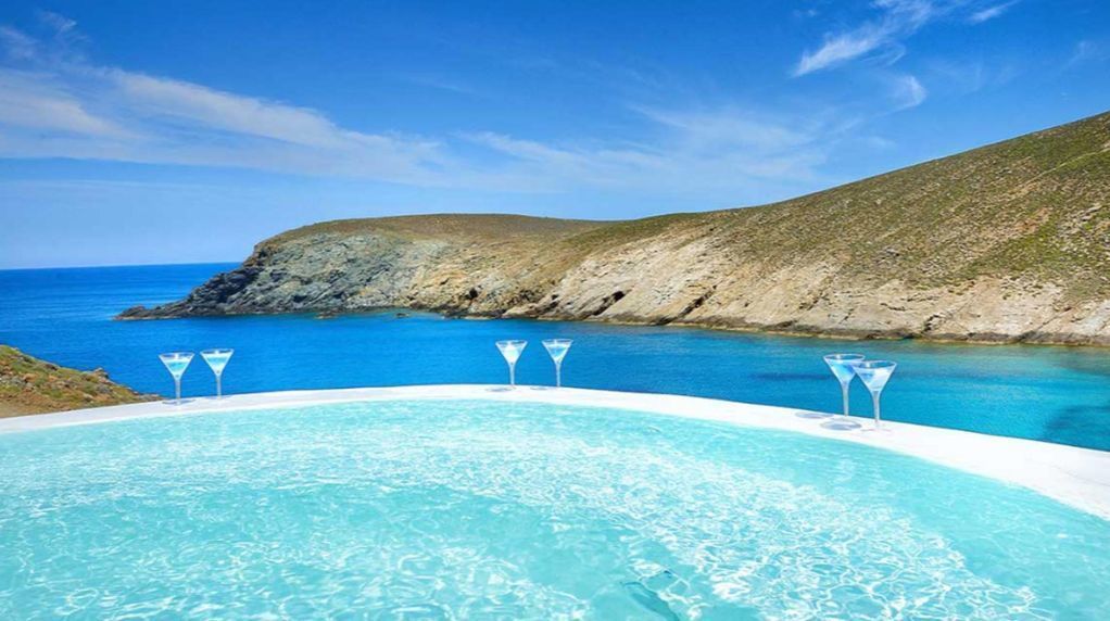 Piscina all'aperto, lettini