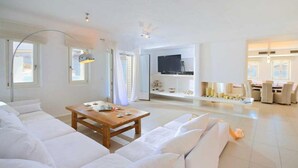 Villa – superior, flere soverom, privat basseng | Oppholdsrom | Flatskjerm-TV og DVD-spiller