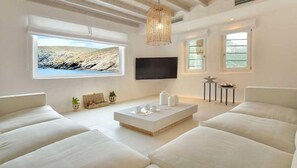 Superior-Villa, Mehrere Schlafzimmer, eigener Pool | Wohnbereich | Flachbildfernseher, DVD-Player