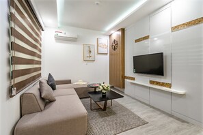 Căn hộ Superior, 2 phòng ngủ, ban công, quang cảnh biển | Khu phòng khách | Smart TV 45-inch có truyền hình kỹ thuật số, TV