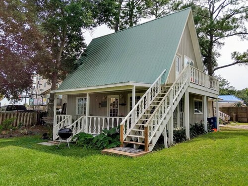 Pet friendly & Located In A Peaceful Setting Near Terry Cove.