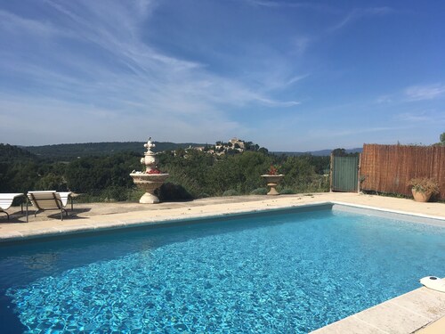 L'Eden 2-star holiday home for 2 people overlooking the village of Ansouis