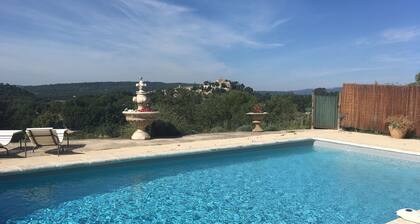 L'Eden 2-star holiday home for 2 people overlooking the village of Ansouis