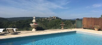 L'Eden 2-star holiday home for 2 people overlooking the village of Ansouis