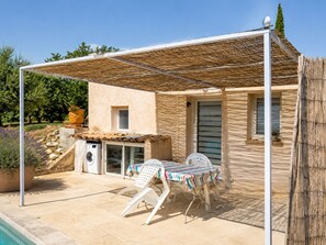 Outdoor dining - L'Eden 2-star holiday home for 2 people overlooking the village of Ansouis (Ansouis)
