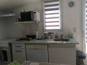 Fridge, microwave, oven, stovetop - L'Eden 2-star holiday home for 2 people overlooking the village of Ansouis (Ansouis)