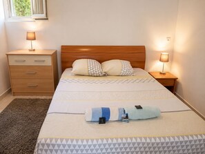 1 bedroom, iron/ironing board, free WiFi, bed sheets - L'Eden 2-star holiday home for 2 people overlooking the village of Ansouis (Ansouis)