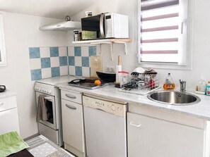 Fridge, microwave, oven, stovetop - L'Eden 2-star holiday home for 2 people overlooking the village of Ansouis (Ansouis)