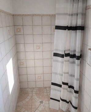 Suihku, hiustenkuivaaja, pyyhkeet, vessapaperi