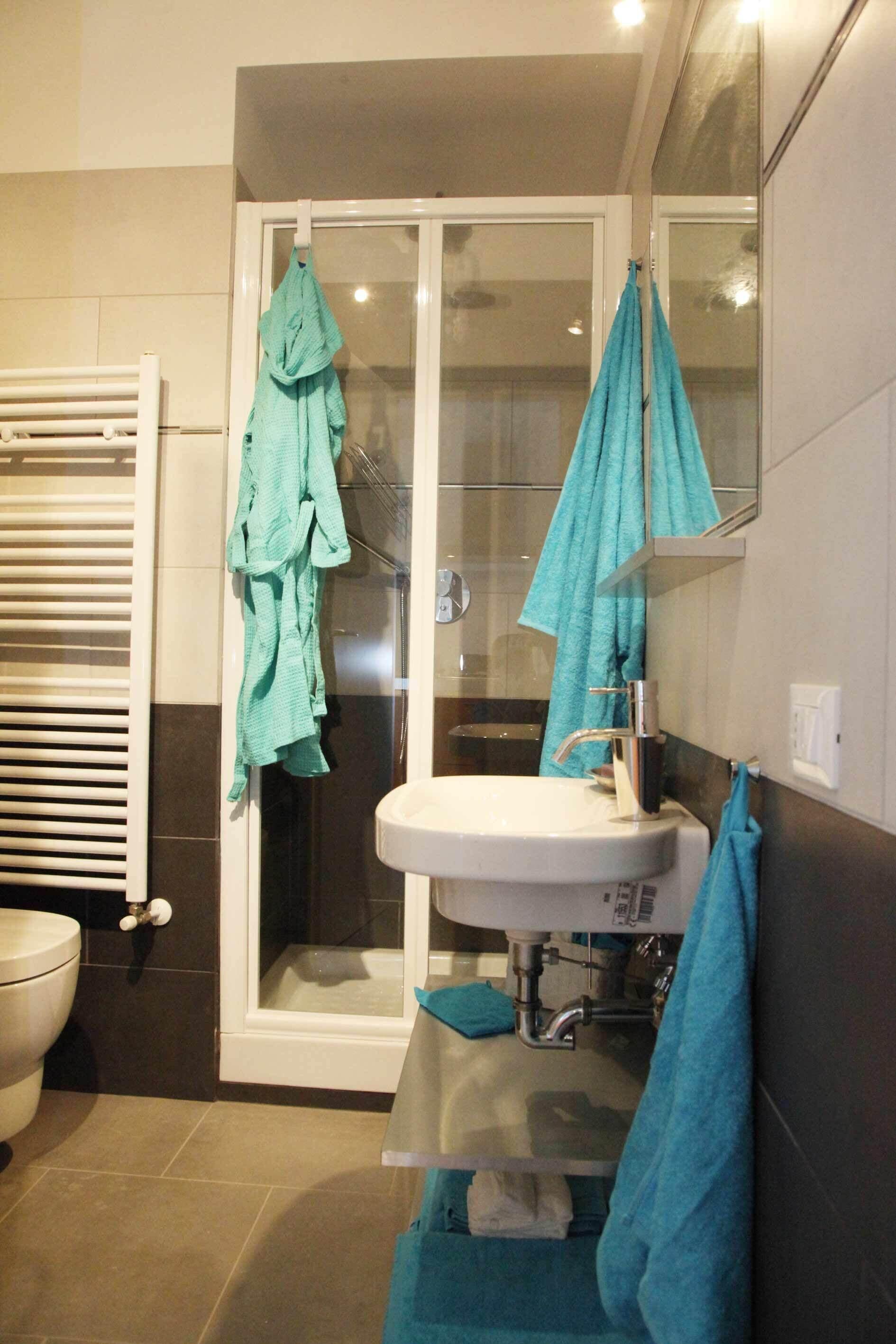 Douche, sèche-cheveux, bidet, serviettes fournies