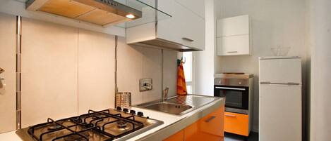 Frigorifero, microonde, forno, piano cottura