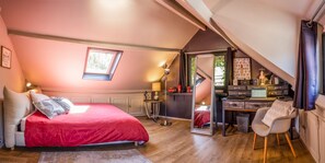 3 bedrooms, desk, iron/ironing board, free WiFi