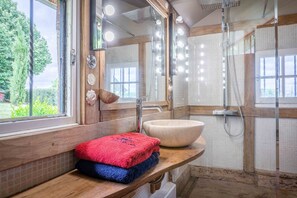 Ensemble baignoire-douche, séchoir à cheveux, serviettes fournies, savon
