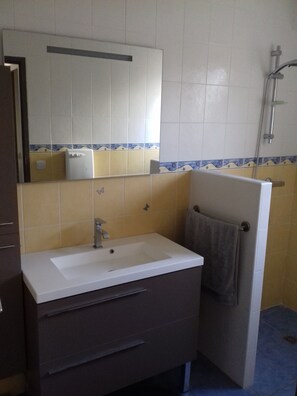 Baignoire, sĂšche-cheveux, papier toilette