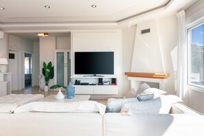 Smart TV, chimenea, videojuegos y futbolito 