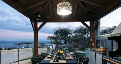 Stunning sea Vistas and Full Privacy Next to Marathi & Loutraki Beaches!