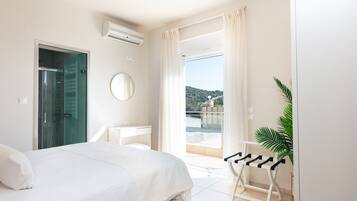 5 bedrooms, iron/ironing board, internet, bed sheets