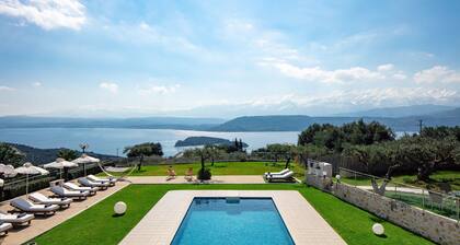 Stunning sea Vistas and Full Privacy Next to Marathi & Loutraki Beaches!