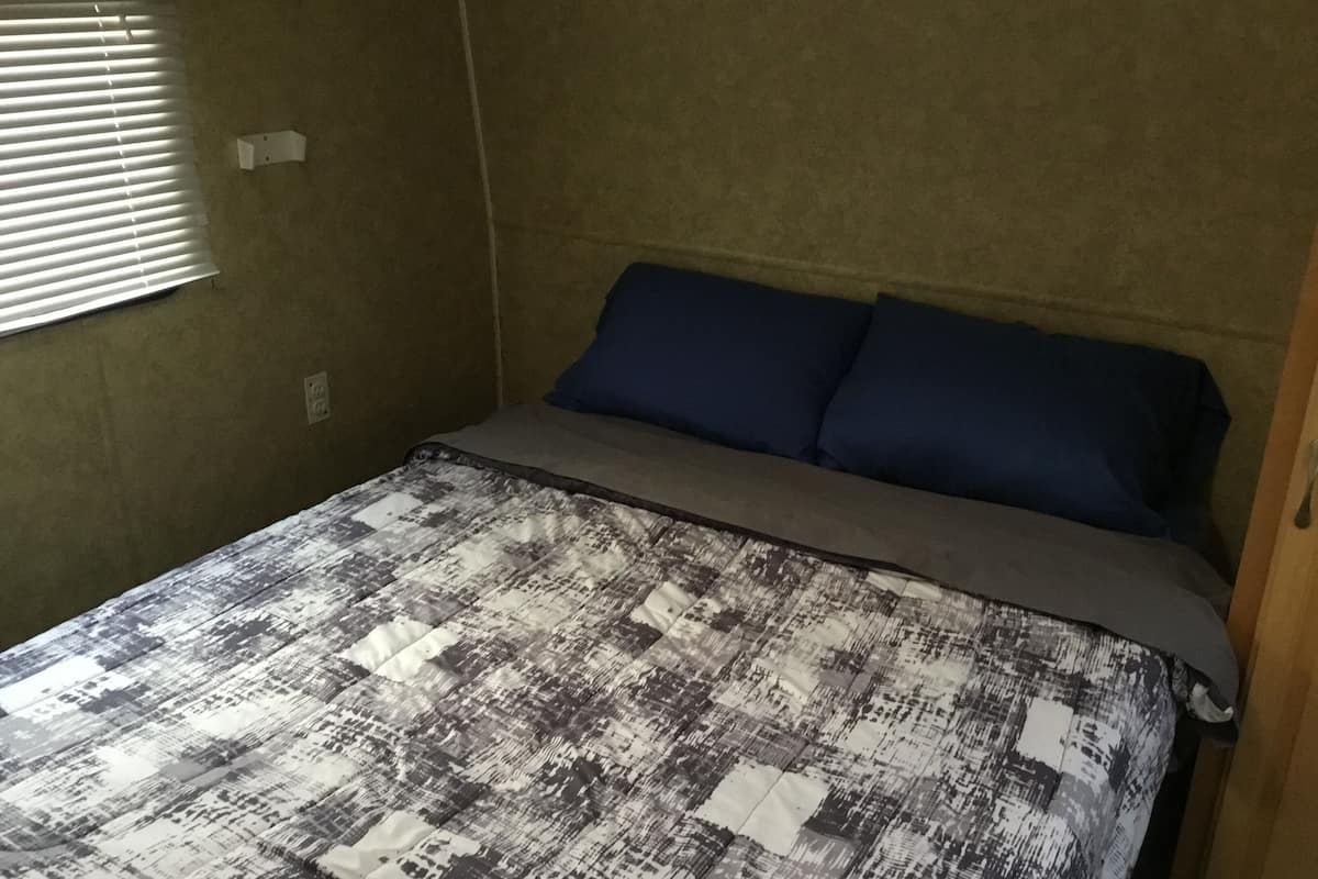 Comfort Studio, 1 Double Bed | Free WiFi, bed sheets, wheelchair access