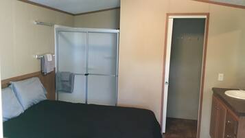 Studio tiện nghi đơn giản, 1 giường đôi | Truy cập Internet không dây miễn phí, bộ trải giường